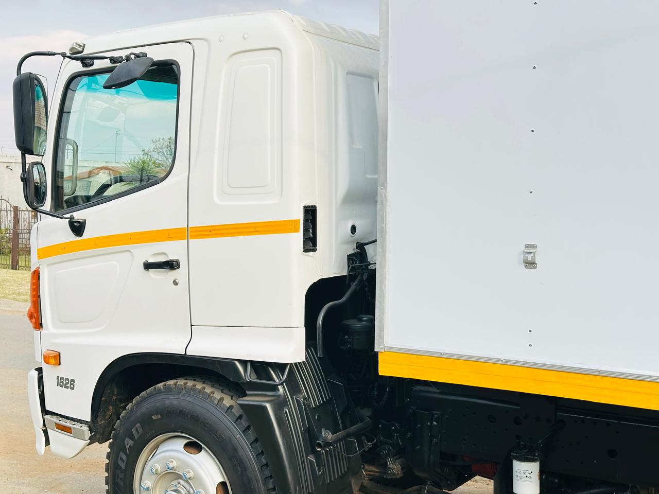 8 Ton Close Truck with driver hire for hire