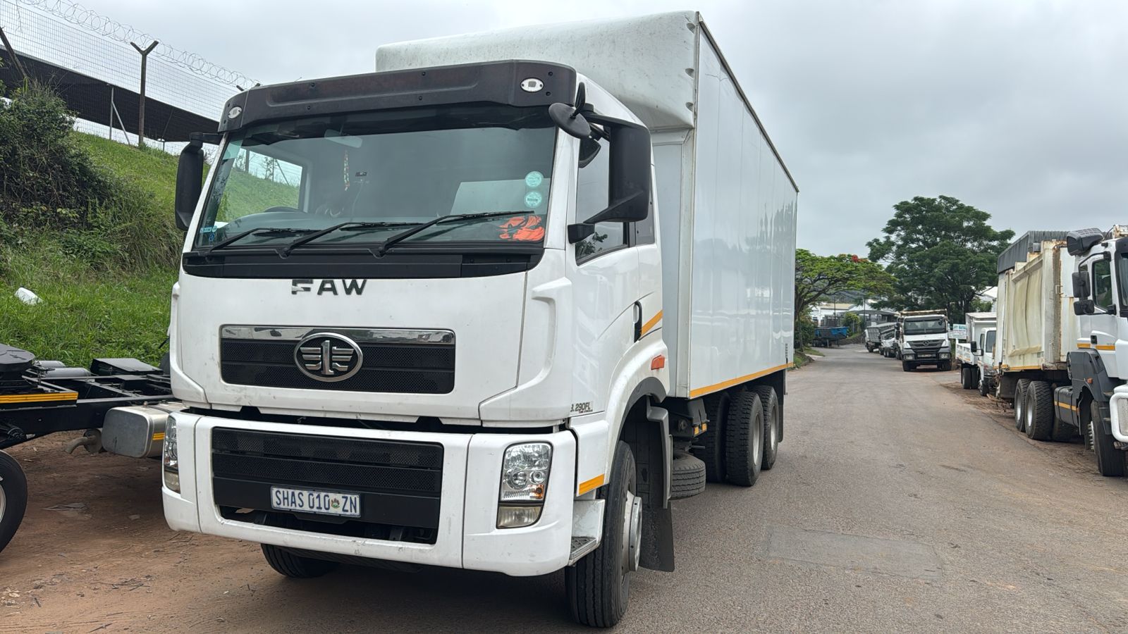 Medium close body for hire