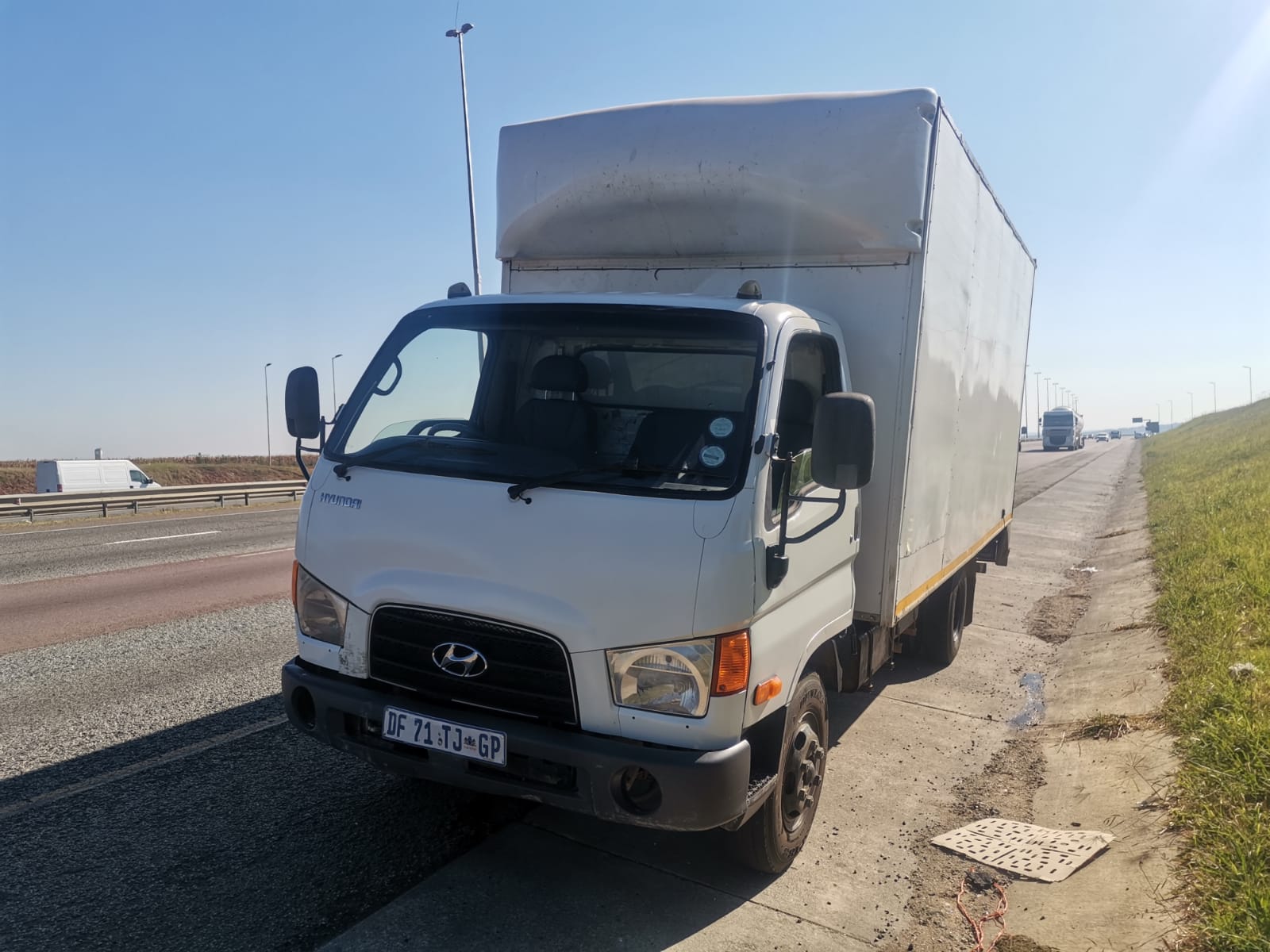 Pick Up Lorry 4 Ton Closebody for hire