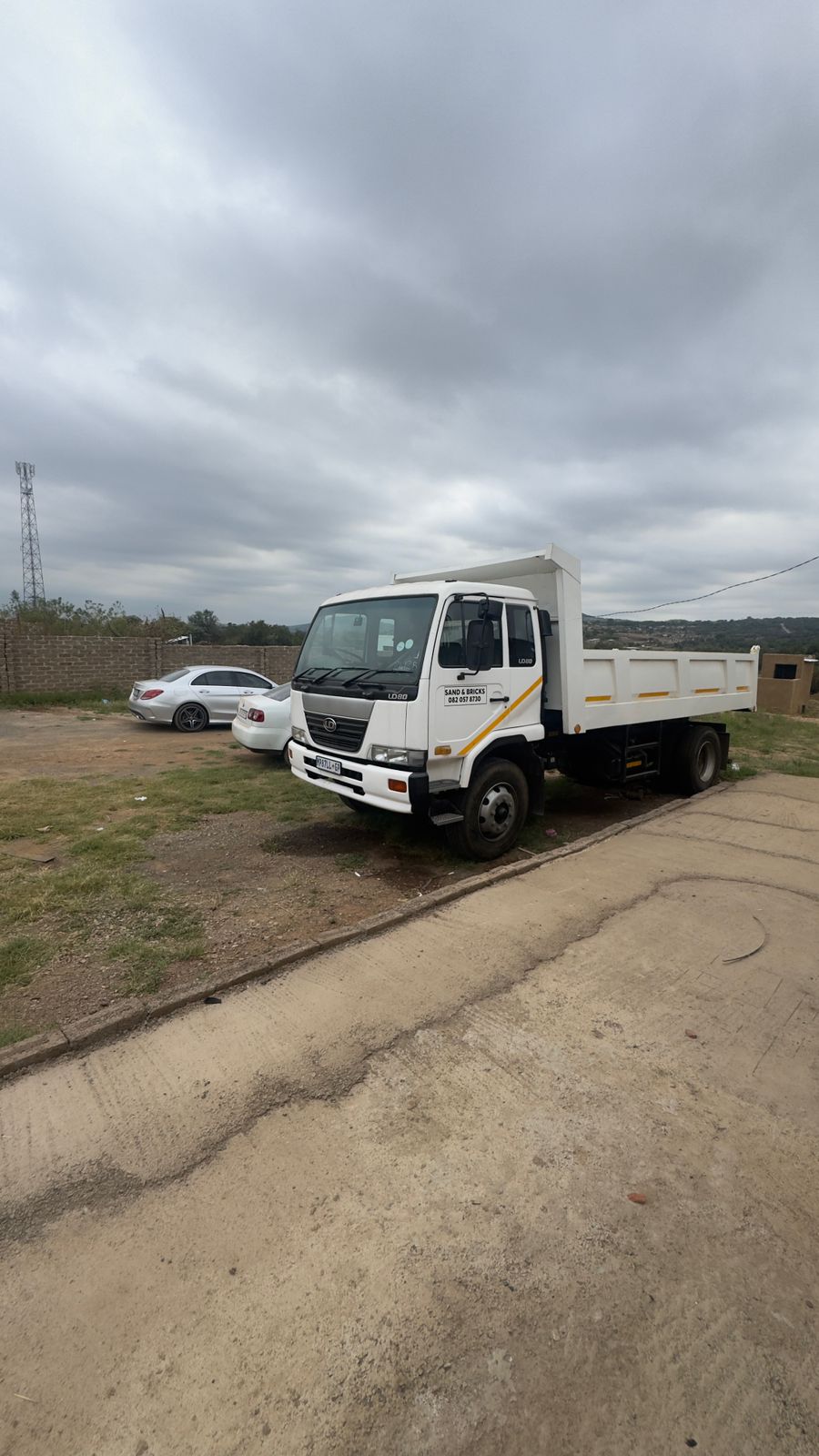 Medium back-tippers for hire