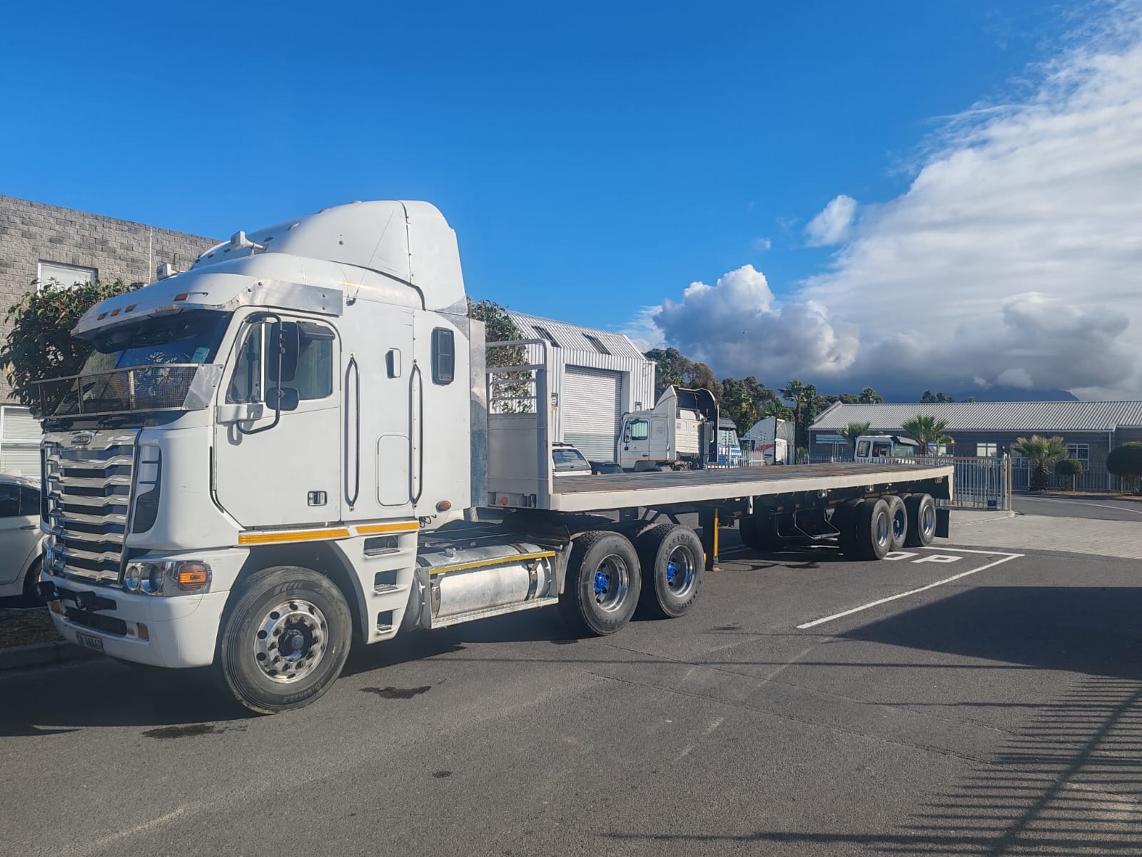 1.5 Ton Horse and Trailer for hire in Shakeel Hoosain South Africa, Western Cape