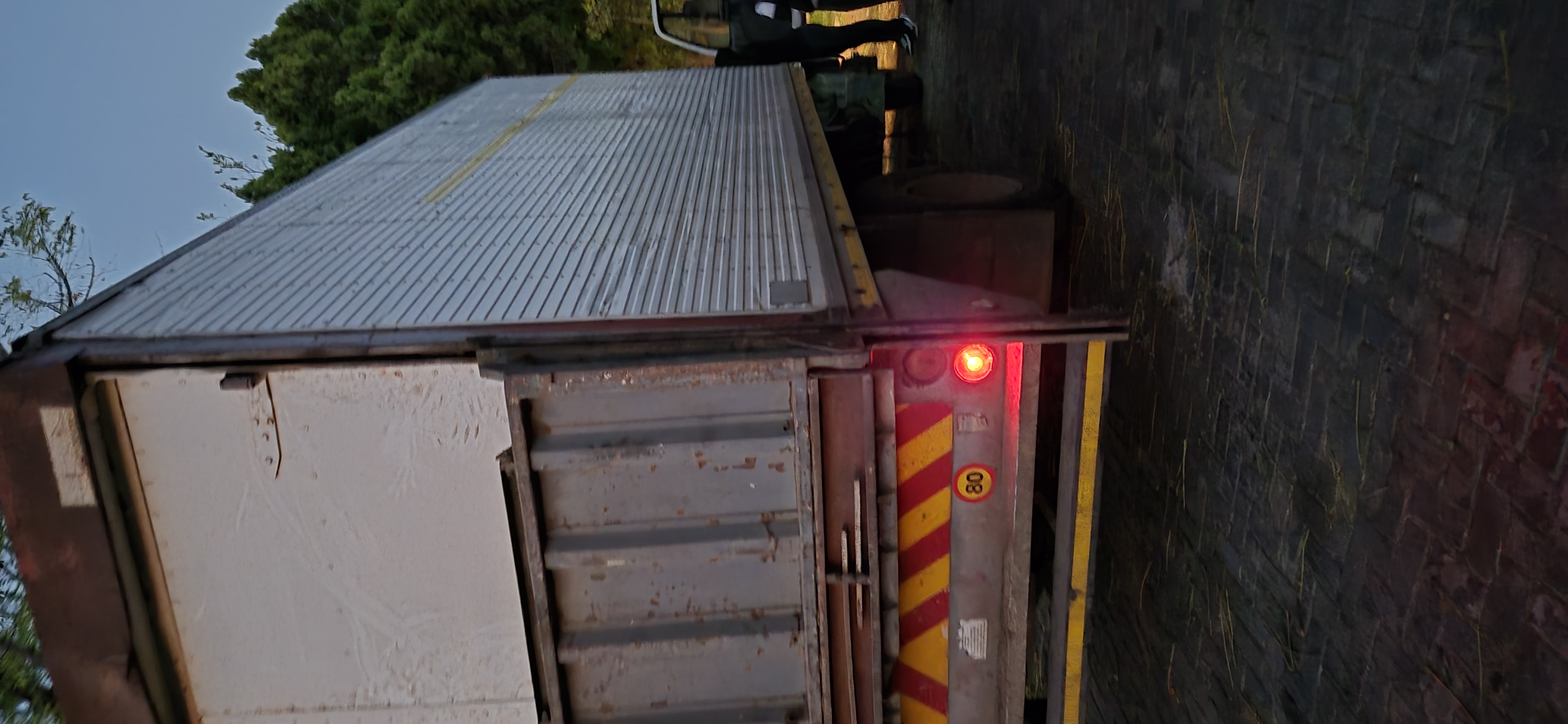 8 Ton Close Body for hire