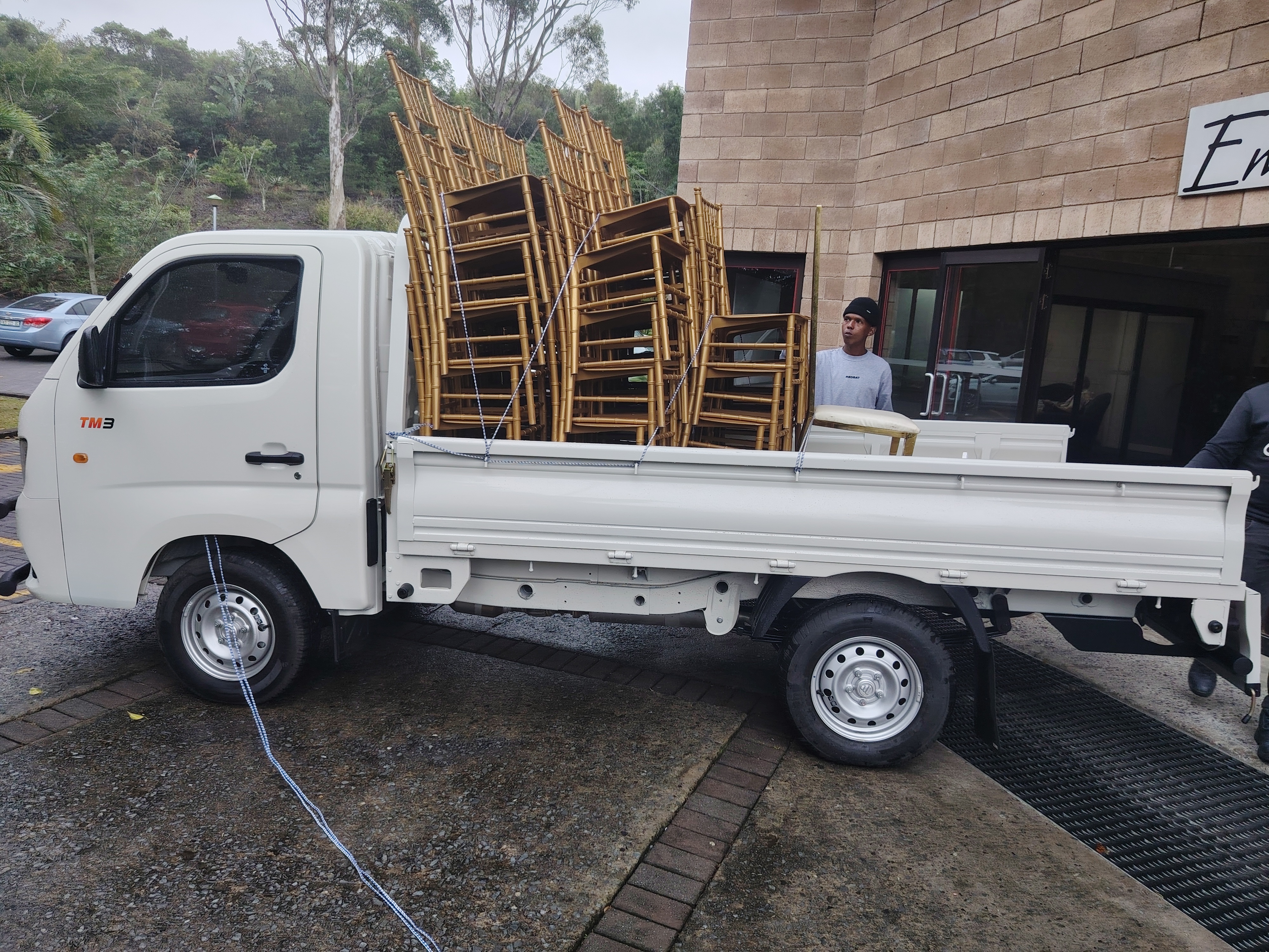 1 Ton Truck for hire in Siphiwo Maqungo South Africa, Eastern Cape