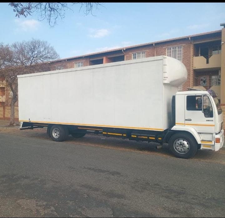8 Ton Tautliner Close Body Lorry Truck Hire for hire
