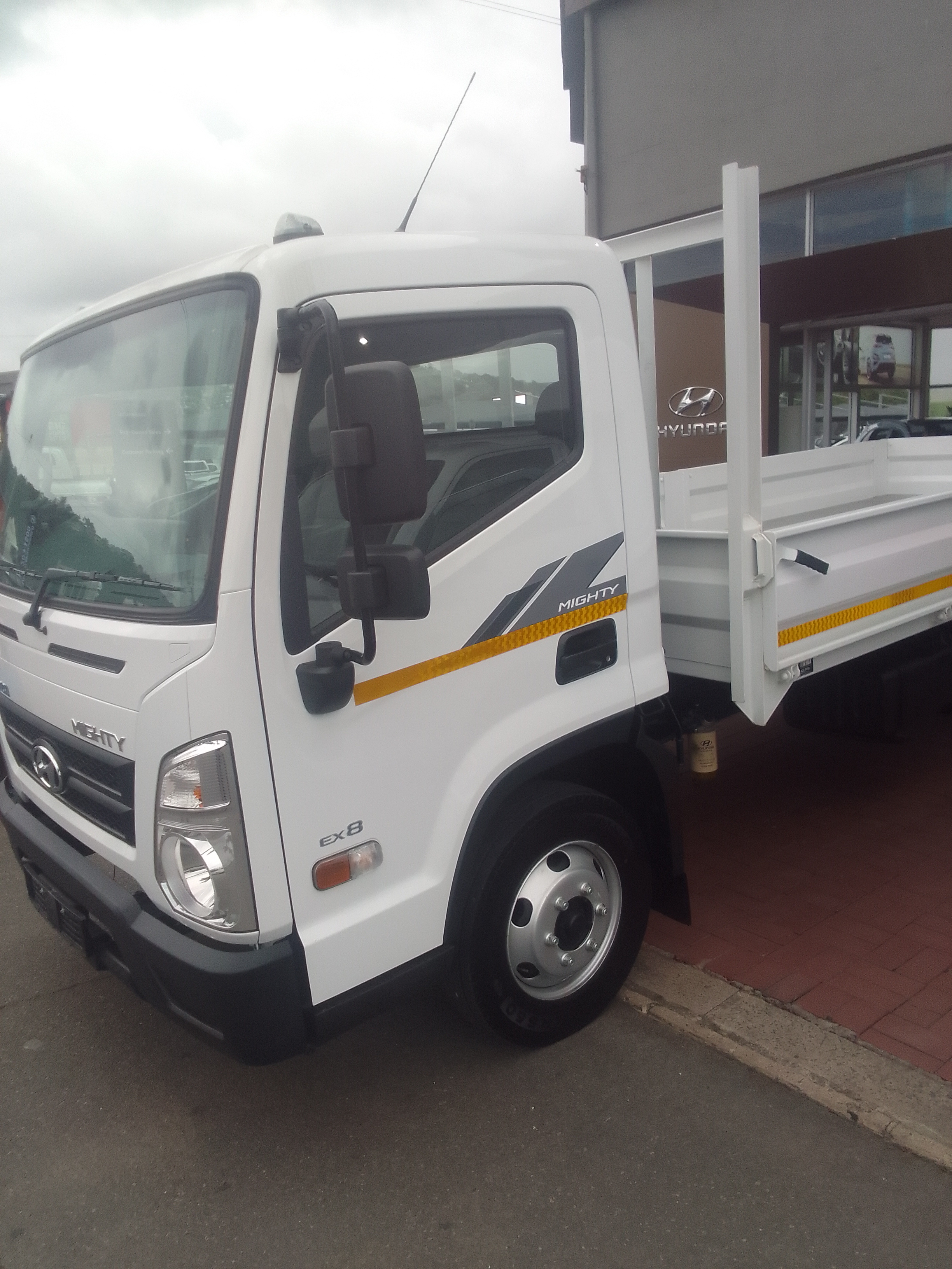 Medium Dropside truck for hire
