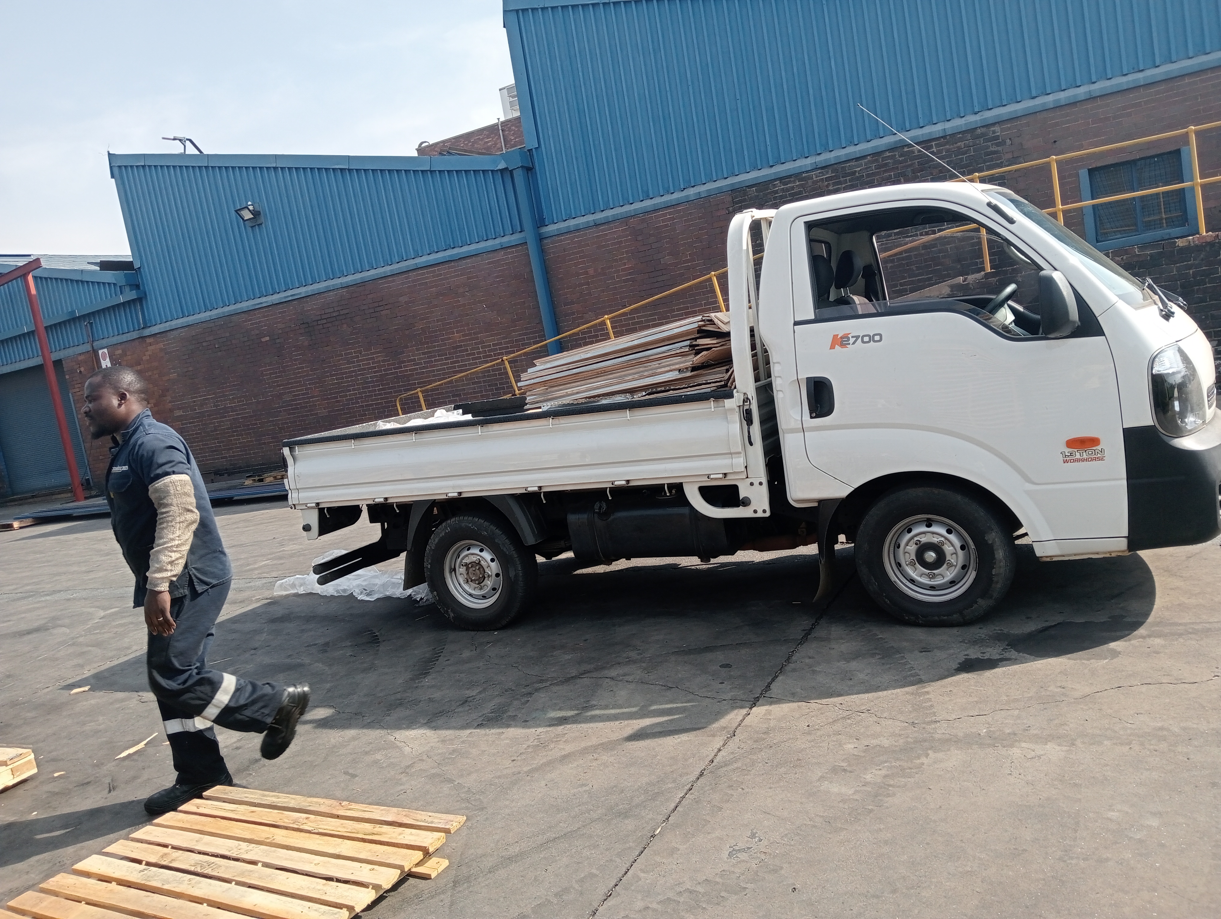0 - 1 ton truck for hire in City of ekhuruleni  Gauteng