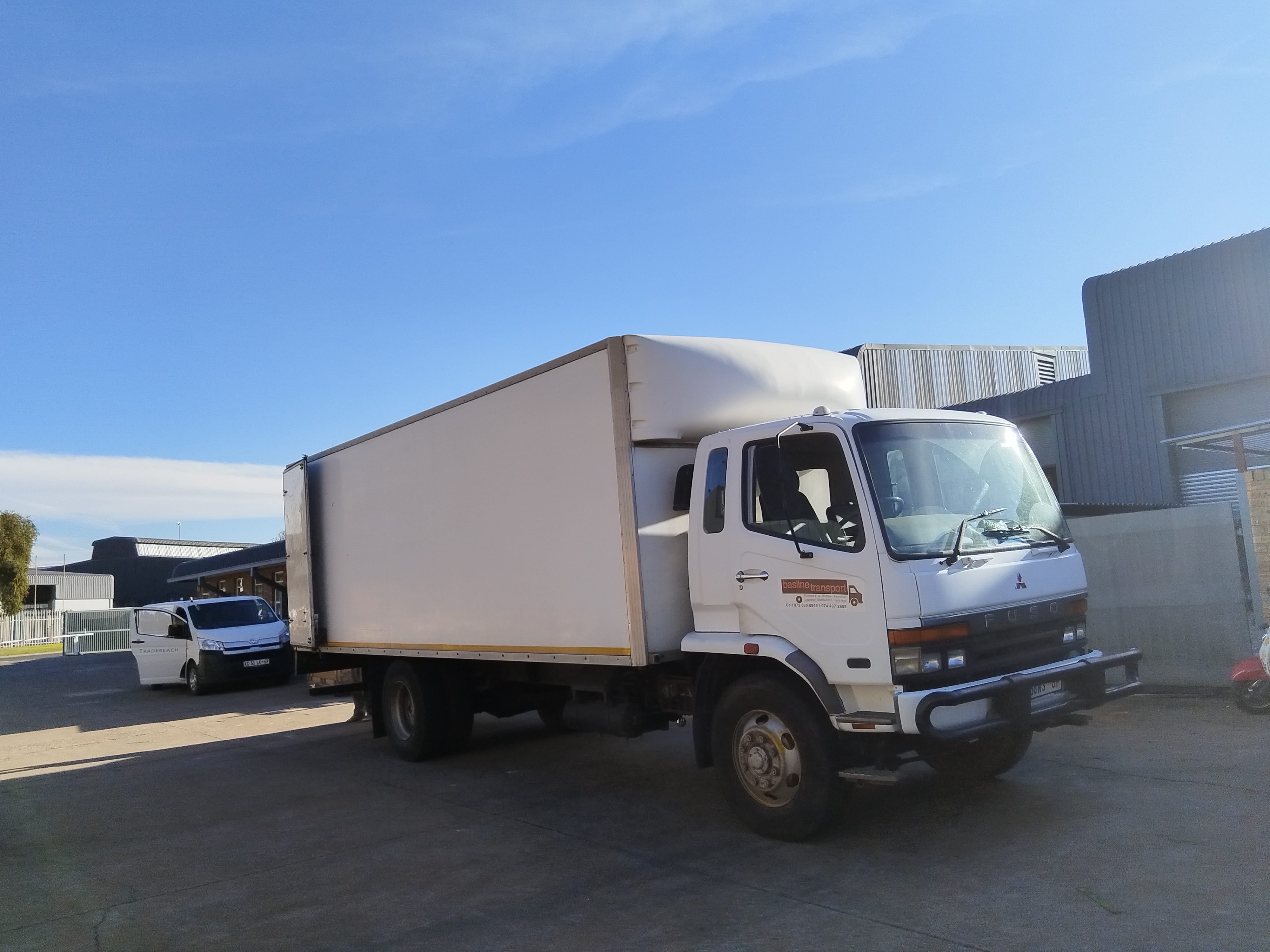 8 Ton Tautliner Close Body Lorry Truck Hire for hire